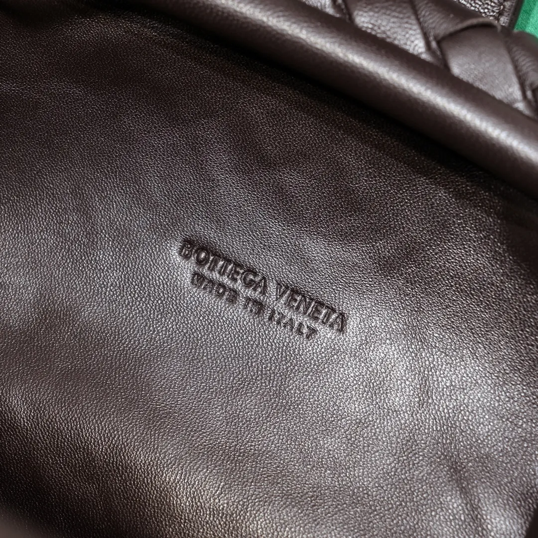 Batch 2260 Bitters Venetia 2024 summer series brings Lauren 1980 handbags back to the public eye. The design of the bag is inspired by ancient Roman architecture. It uses the brand's iconic Intrecciato lambskin woven bag body with a hard frame. No logo can be seen on the whole bag. It is equipped with a leather woven metal chain. When using it as a clutch, just put the chain directly in the bag ~ showing an elegant and timeless style. Decades later, when Lauren Hutton once again walked on the Bottega Venetia spring and summer show with this bag, the charm of the year still remains intact despite the passage of time. Size: 31.5*16.5*11 Style number: 5807#